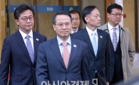 [포토]긴장된 표정으로 판문점으로 향하는 고위급대표단