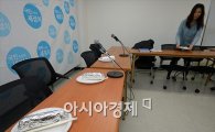 [포토]안철수 의원 아침은 '김밥'