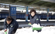 폭설 쌓인 열차선, 안전 운행 확보에 구슬땀