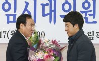 [포토] 사재혁에게 축하 꽃다발 받는 최성용 신임 회장