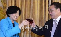 3년 반만의 이산가족 상봉…정례화 촉구하는 유중근 대한적십자사 총재