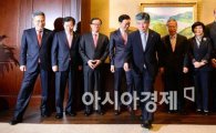[포토]자리로 향하는 김중수 한은 총재
