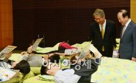 [포토]직원들 격려하는 임종룡 회장과 김주하 은행장 