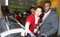 [MWC2014]KT '구리선' 인터넷에 관심 보이는 방문객들