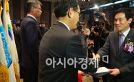 [포토]국민신문고 대상 시상하는 이성보 위원장 