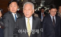 [포토]당 대표실 들어가는 김한길 대표