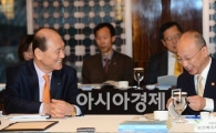 [포토]밝은 표정의 문형표 장관- 최광 이사장 