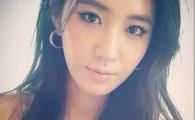 '소녀시대' 유리 셀카, 흑발에 짙은 스모키 메이크업 '섹시미 물씬'