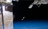 작은 위성…우주공간에 배치되는 순간