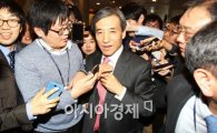 [포토]둘러쌓인 이주열 신임 한국은행 총재