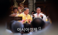 [포토]축복하는 염수정 추기경 