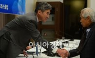 [포토]성 김 주한미국대사 "반갑습니다"
