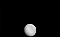 밝게 빛나는 토성의 달 '레아(Rhea)'