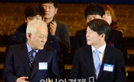 [포토]대화 나누는 김한길-안철수