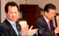 [포토]박수 치는 서남수 장관