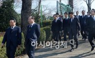 [포토]정주영 회장 13주기..현대차그룹 임직원 선영 참배