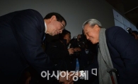 [포토]악수하는 박원순 서울시장-전성우 간송미술재단 이사장 