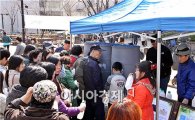 광주신세계, 시민단체와'600리터 무공해 물비누 무료 나눔' 행사 성황 