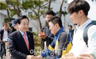 [포토]지지자들과 악수하는 강운태 광주시장
