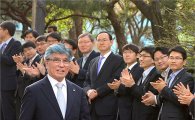 [포토]한국은행 떠나는 김중수 총재