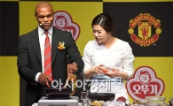 [포토]축구 스타도 쉽게 만드는 오뚜기 즉석 요리