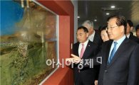 [포토]박준영 전남지사, 장성 민물고기연구소 방문