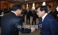 [포토]인사하는 방하남 장관·김기문 회장