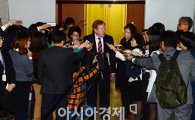 [포토]기자들에게 둘러싸인 로버트 킹 美 북한 인권특사 