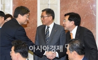 [포토]악수하는 서승환 장관·김기문 회장