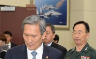 [포토]국회 국방위 출석한 김관진 장관