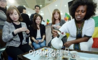 [포토]에티오피아 바리스타, 전통 커피 의식 선보여