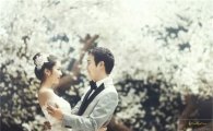 장범준 웨딩사진…벚꽃에 어울리는 부부 "영화 속 한 장면 같아"