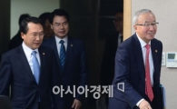 [포토]청년고용 대책 합동브리핑 발표 위해 입장하는 현오석-방하남