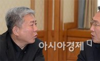 [포토]의견 나누는 김동만 위원장·방하남 장관