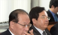 [포토]입술 만지는 황우여 대표