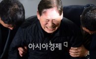 [포토]고개 숙이며 울먹이는 김한식 청해진해운 사장