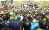 [세월호 침몰]실종자 가족들 진도대교 앞 '눈물의 연좌 농성' 