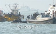 [세월호 침몰]민간-군경 엇박자에 가족들 피 마른다