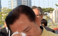 [포토]희생자를 생각하며 눈물 훔치는 박준영 전남지사 