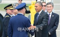 [포토]미군 인사들과 이야기하는 오바마 대통령 
