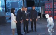 오바마, 일본방문서 로봇과 축구하다 공에 맞다?
