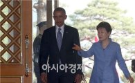 박근혜 대통령 파란 옷 논란 "분위기 파악 못했나"