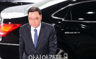 [포토]고개 숙인 채 출근하는 정홍원 총리