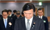 [포토]묵념하는 윤병세 장관