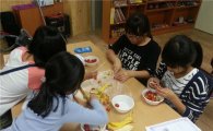 어린이들에게 건강 과일 먹이는 성북구  