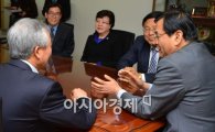 [포토]노사정 간담회 참석한 김대환 노사정위원장 