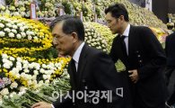 [포토]헌화하는 권오현 삼성전자 사장-이재용 삼성전자 부회장 