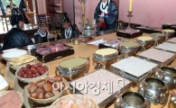 [포토]신에게 첫 번째 술잔을 올리는 '초헌례'