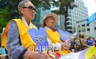 [포토]카네이션 든 김복동 할머니와 길원옥 할머니