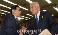 [포토]인사하는 김한길·전병헌